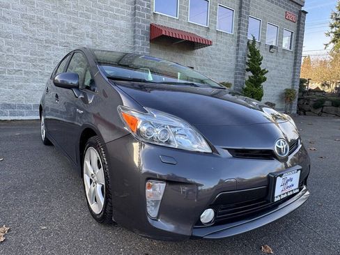Used 2014 Toyota Prius Five image 3