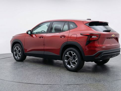 Used 2025 Chevrolet Trax LT w/ LT Convenience Package image 6