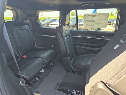 Used 2025 Jeep Grand Cherokee L Limited w/ Luxury Tech Group II image 97