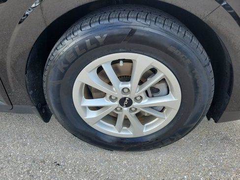Used 2022 Kia Carnival LX FWD image 11
