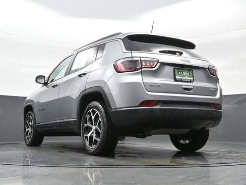 Used 2024 Jeep Compass Latitude image 28