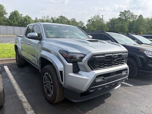 Used 2025 Toyota Tacoma TRD Sport w/ TRD Sport Upgrade Package AWD/4WD image 7