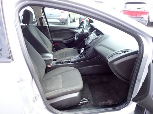 Used 2016 Ford Focus SE w/ SE Cold Weather Package FWD image 9