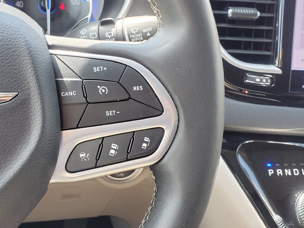 Used 2023 Chrysler Pacifica Touring-L FWD image 15