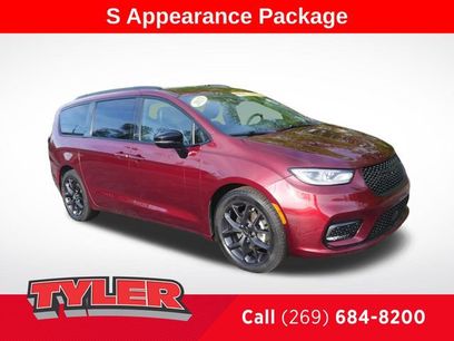 Used 2023 Chrysler Pacifica Limited w/ Uconnect Theater Family Group