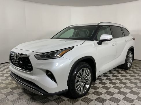 New 2026 Toyota Highlander Platinum AWD/4WD image 3