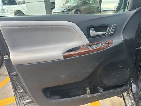 Used 2015 Toyota Sienna Limited Premium image 13