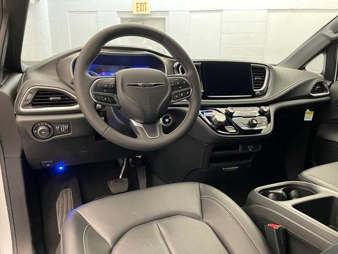 New 2026 Chrysler Pacifica Select AWD/4WD image 9