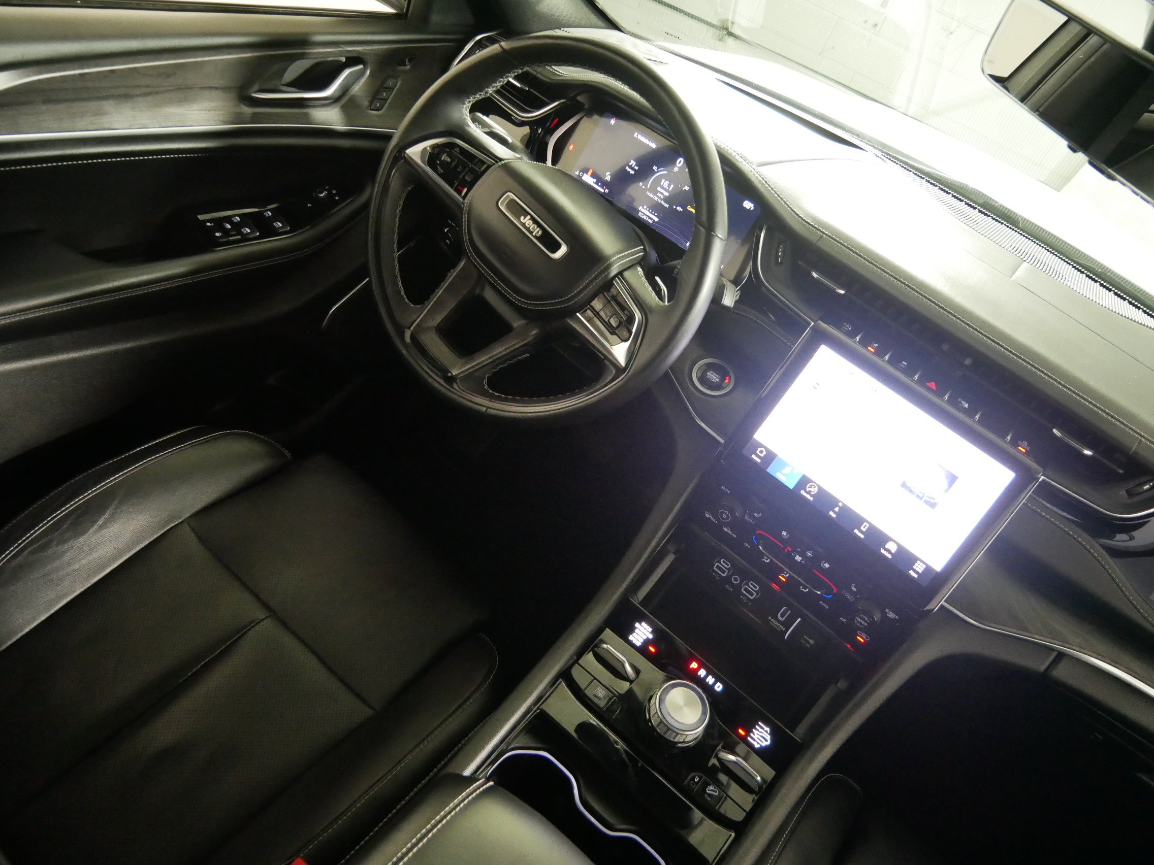 Used 2023 Jeep Grand Cherokee Overland w/ Adv Protech Group III AWD/4WD image 9