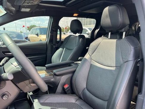 Used 2025 Toyota Sienna Platinum AWD/4WD image 18