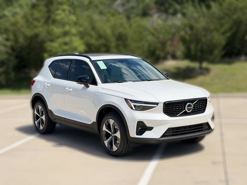 New 2026 Volvo XC40 B4 Plus w/ Protection Package Premier FWD image 4