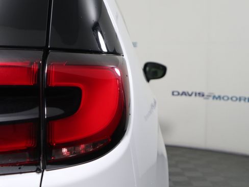 Used 2024 Chrysler Pacifica Touring-L image 6