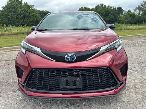 Used 2021 Toyota Sienna XSE w/ XSE Plus Package AWD/4WD image 3