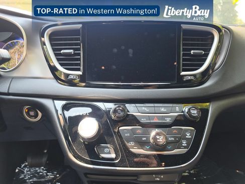 Used 2026 Chrysler Pacifica Select FWD image 15