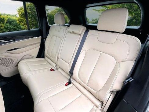 Used 2024 Jeep Grand Cherokee Limited image 25