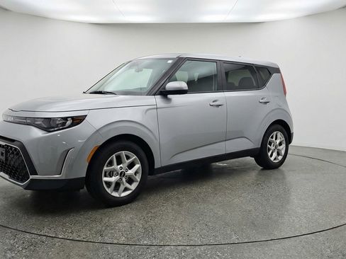 Used 2025 Kia Soul LX w/ LX Technology Package image 3