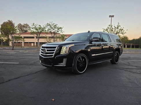 Used 2015 Cadillac Escalade ESV Luxury AWD/4WD image 4