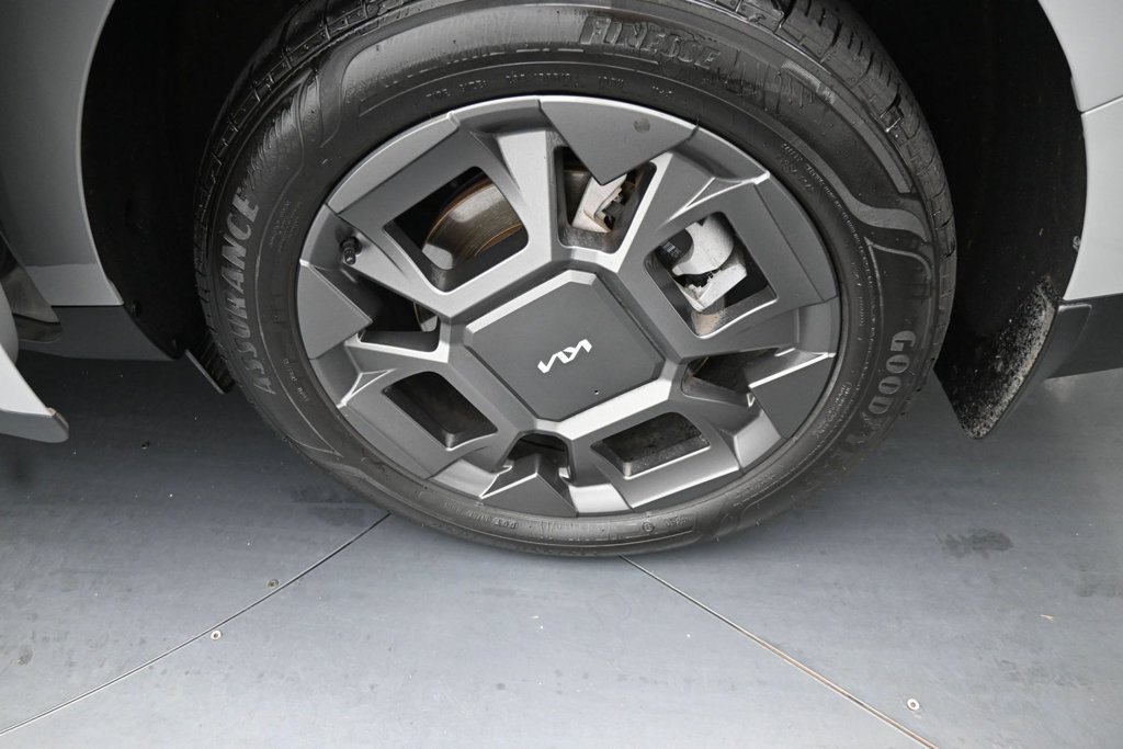 Used 2025 Kia Carnival EX FWD image 17