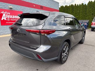 Used 2020 Toyota Highlander XLE AWD/4WD video 3