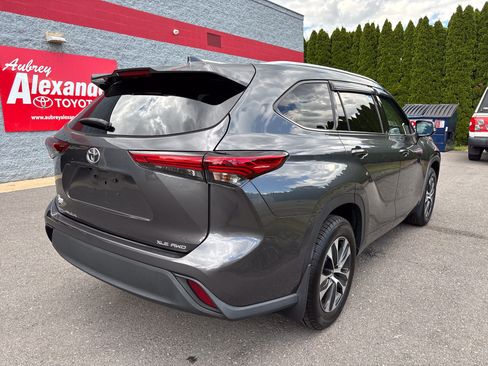 Used 2020 Toyota Highlander XLE AWD/4WD image 3