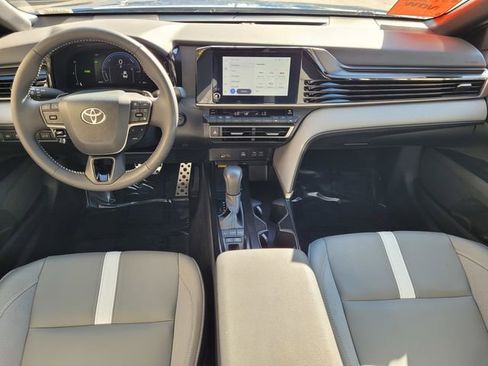 Used 2025 Toyota Camry SE image 9