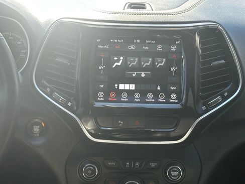 Used 2019 Jeep Cherokee Limited FWD image 33