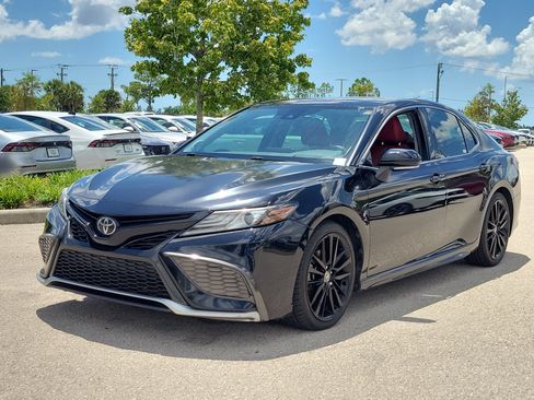 Used 2021 Toyota Camry XSE FWD image 3