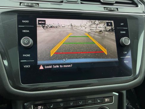 Used 2018 Volkswagen Tiguan SE w/ Panoramic Sunroof Package AWD/4WD image 24