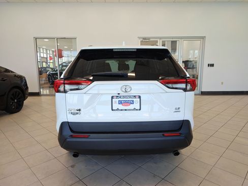 Used 2021 Toyota RAV4 LE AWD/4WD image 4