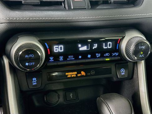 Used 2021 Toyota RAV4 XLE AWD/4WD image 17