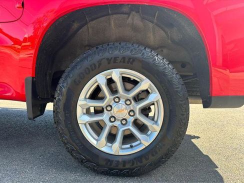 Used 2025 Chevrolet Silverado 1500 LT AWD/4WD image 4