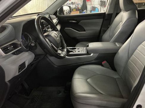 Used 2022 Toyota Highlander XLE AWD/4WD image 13