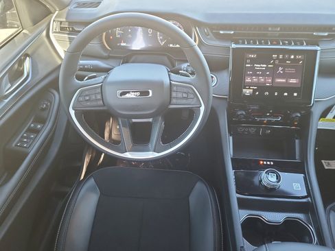 New 2025 Jeep Grand Cherokee Altitude image 24