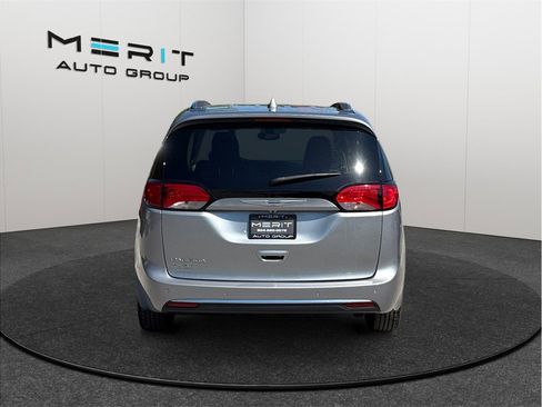 Used 2020 Chrysler Pacifica Touring-L FWD image 8