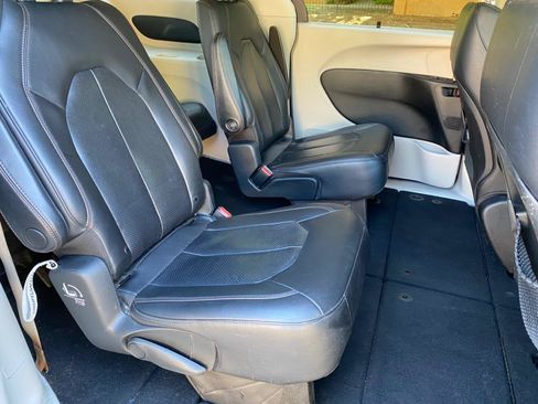 Used 2020 Chrysler Pacifica Touring-L FWD image 47
