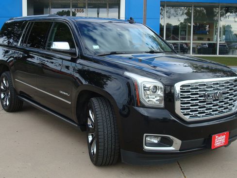 Used 2019 GMC Yukon XL Denali w/ Denali Ultimate Package image 3