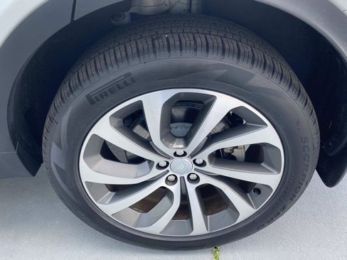 Used 2022 Land Rover Discovery Sport SE image 11