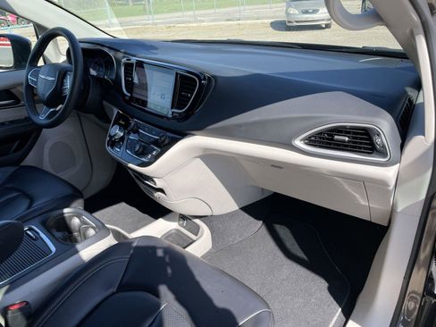 Used 2023 Chrysler Pacifica Touring-L image 49