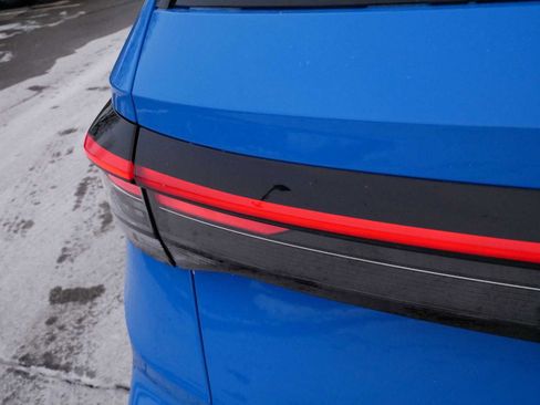 Certified 2025 Volkswagen Taos SE AWD/4WD image 17