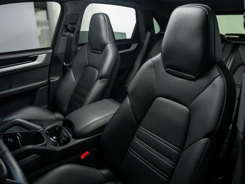 Used 2025 Porsche Cayenne AWD/4WD image 18