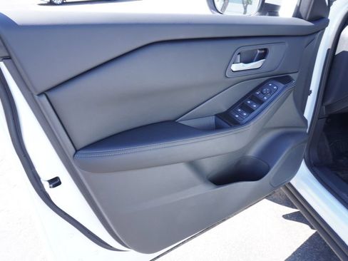 Certified 2026 Nissan Rogue SV FWD image 14