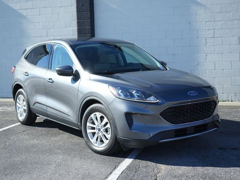 Used 2021 Ford Escape SE image 2