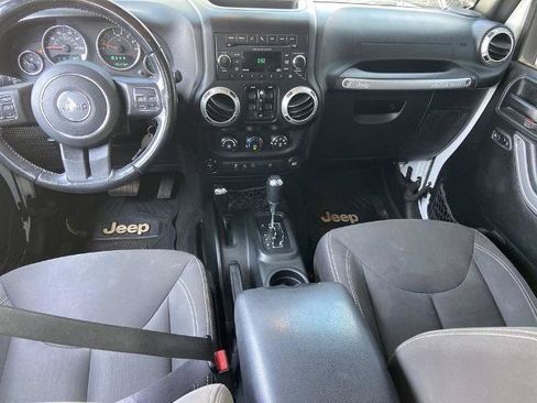 Used 2018 Jeep Wrangler Unlimited Sahara w/ Connectivity Group AWD/4WD image 13