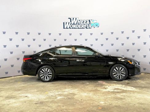 Used 2024 Nissan Altima 2.5 SV FWD image 2