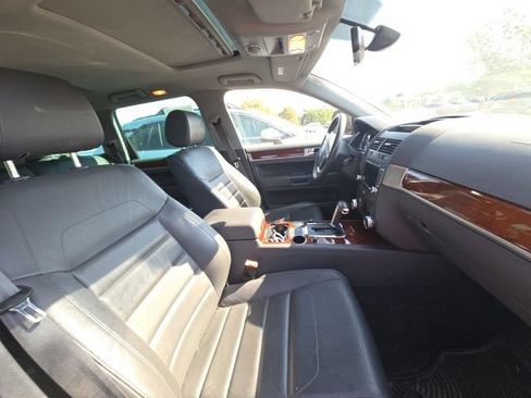 Used 2010 Volkswagen Touareg TDI AWD/4WD image 17
