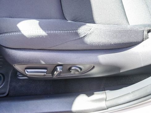 Used 2022 Toyota Venza LE AWD/4WD image 20