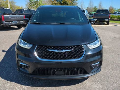 Used 2025 Chrysler Pacifica Select image 9