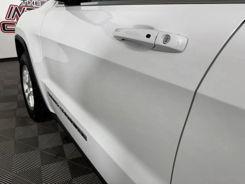 Used 2018 Jeep Grand Cherokee Laredo AWD/4WD image 23
