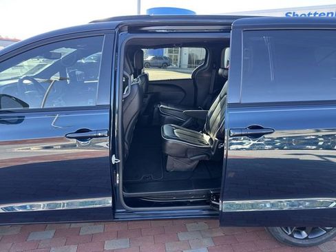 Used 2023 Chrysler Pacifica Limited w/ S Appearance Package AWD/4WD image 27