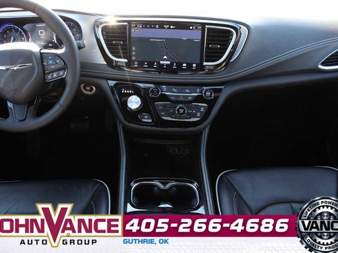Used 2025 Chrysler Pacifica Limited image 34